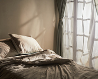 Se quiser um quarto leve e equilibrado evite colocar a cama nesses 2 lugares: entenda por que a posição da cama é importante