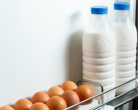 Guardar ovo e leite na porta da geladeira é um dos maiores erros que você pode cometer na sua cozinha e aqui está o motivo