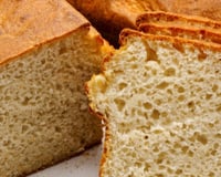 Pão de forma sem glúten macio e aerado cortado ao meio