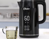 Água quente por mais tempo! Chaleira Digital Oster com 51% de desconto possui quatro temperaturas pré-programadas e painel digital