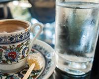 Se a sua mãe não te ensinou, eu ensino: sirva café com um copinho de água, há um motivo para isso