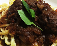 Petisco de almôndegas ao molho de vinho e gengibre