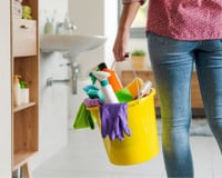 Nem desinfetante, nem água sanitária: a mistura caseira de 3 ingredientes que deixa o banheiro brilhando e perfumado por dias