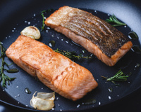 Como fazer salmão na frigideira: você nunca mais vai errar o ponto depois dessas dicas!