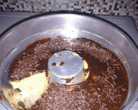 Bolo de farinha de trigo com cobertura de chocolate