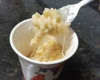 Macarrão de queijo na caneca