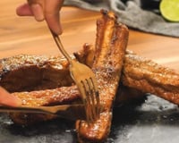 Parece prato de restaurante, mas faço na airfryer: costelinha de porco fica suculenta e caramelizada perfeita