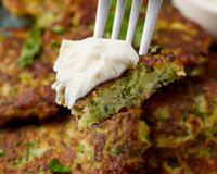 Sem farinha nem fritura: como fazer bolinhos de acelga e queijo fáceis e fofinhos