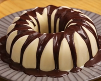 Essa é a melhor receita de bolo de sorvete de todas: sabor suave, cobertura cremosa e muito refrescante