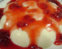 Pudim de coco com calda de morango: confira a receita