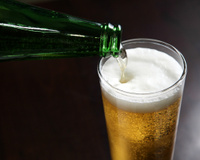 Para que serve a espuma da cerveja: saiba por que o colarinho faz bem