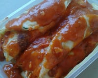 Panquecas ao molho vermelho recheadas com frango e maionese