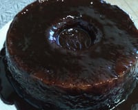 Bolo de fubá fofinho com cobertura de chocolate