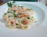 Macarrão com camarão ao molho de quatro queijos