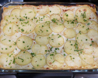 Lasanha bagual finalizada com molho branco e batatas