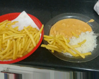 Estrogonofe com queijo e batata frita