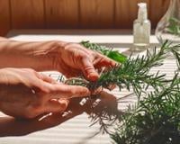 Ferver alecrim é a melhor dica caseira que aprendi com a minha avó: transforma o ambiente da sua casa