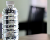 Adeus moscas e mosquitos: pendure uma garrafa com água e vinagre na sua área externa e veja o que acontece