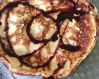 Panqueca americana com calda de chocolate