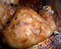 Sobrecoxa com creme de cebola e cerveja