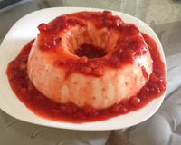 Pudim de iogurte grego com calda de morango