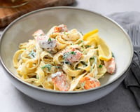 O macarrão cremoso com salmão da minha sogra é o prato favorito da nossa família