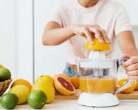 Esse espremedor de frutas portátil e recarregável está por menos da metade do preço e garante suco fresquinho em qualquer lugar