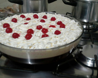 Taças de gelatina com creme e chantily