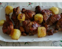 Coxas e sobrecoxas do fogo ao forno, acompanhadas de farofa de passas e maçã