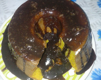 Bolo de cenoura com calda de chocolate que derrete na boca