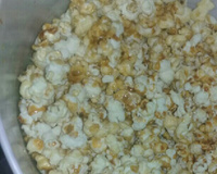 Pipoca caramelizada feita no fogão