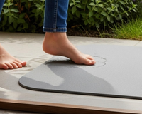 Adeus ao piso molhado: tapete de pedra que absorve água sai pela metade do preço