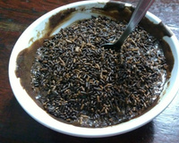 Bolo de caneca sem ovo com cobertura de chocolate