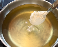 Coloque uma colher de farinha no óleo quente e veja a mágica acontecer: sempre uso esse truque para fazer frango, batatas e peixes