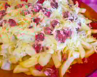 Batata frita com queijo cremoso e calabresa