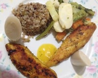 Frango com alecrim e legumes salteados