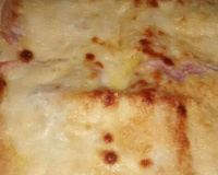 Lasanha de queijo e presunto ao molho branco