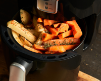 Você sabe como escolher a Air Fryer certa para a sua cozinha? Veja as diferenças entre a fritadeira convencional e a Oven