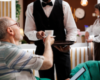 No restaurante, sempre passo os pratos para o garçom para ajudá-lo: a psicologia revelou o que isso significa