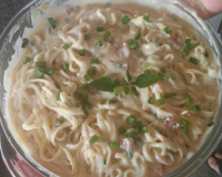Macarrão fácil à carbonara com molho branco e majericão