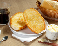 Nem margarina, nem azeite: esse é o melhor ingrediente para usar no pão na chapa se quiser a casquinha perfeita