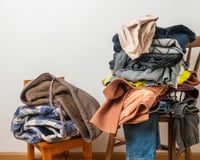 A psicologia afirma que o hábito de deixar roupas na cadeira não é apenas desorganização: o TudoGostoso explica