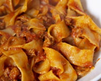 Receita de macarrão talharim à bolonhesa melhor que de restaurante: o segredo para o molho encorpado e muito saboroso