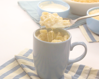 Macarrão com queijo na caneca 