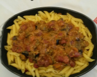 Macarrão com molho de calabresa e berinjela