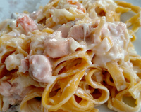 Macarrão com salmão e camarão