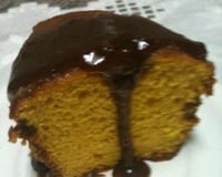 Bolo de cenoura com calda de chocolate que derrete na boca