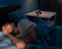 Inés Moreno, traumatologista: "O fato de dormir do lado direito causar refluxo é um mito"