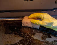 Nem vinagre nem bicarbonato de sódio: como remover a gordura incrustada do forno em 6 passos simples