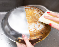 O jeito mais rápido de limpar panela queimada não é com detergente nem esponja de aço e eu posso garantir